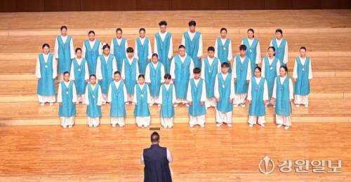 ◇화천군 소년소녀합창단이 지난 19일 제주특별자치도에서 열린 제7회 세계 청소년 합창축제 & 경연대회에서 일반부 은상과 ‘아웃스탠딩 퍼포먼스상’(특별상)을 수상했다.