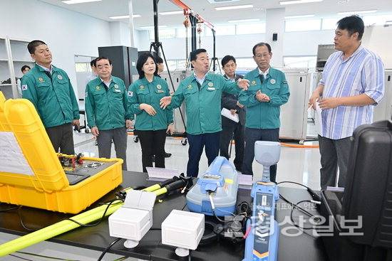 ▲ 울산시의회 행정자치위원회는 21일 울산국가산단 통합안전관리센터를 방문해 첨단 AI와 IoT기술을 융복합한 통합관제시스템 등을 확인했다. 시의회 제공