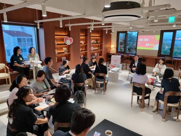 김해시는 지난 21일 진영읍 한 카페에서 '출산·양육 정책 한 스푼, 공감 한 잔' 인구정책 티타임을 마련했다. /이수경 기자