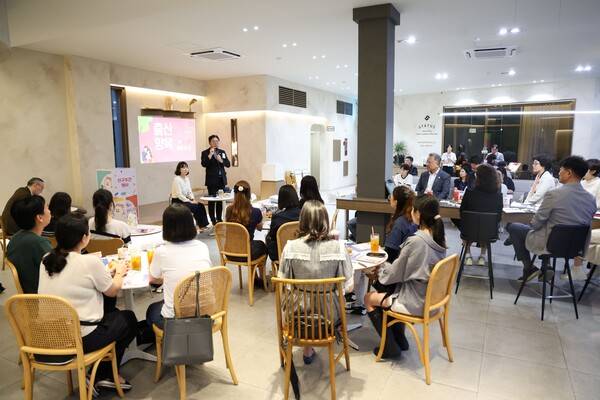 지난 17일 김해시 장유3동 한 카페에서 열린 티타임에는 장유지역 육아 부모 20명이 참여했다. /김해시