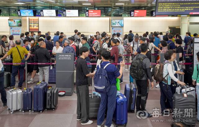 휴가철을 맞은 지난해 7월 27일 오전 대구국제공항 대합실이 제주와 도쿄로 가는 여행객들로 붐비는 모습. 매일신문 DB
