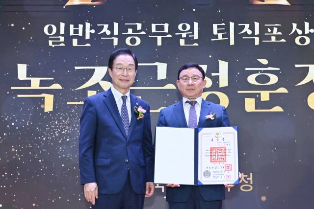 임종식 경북교육감이 22일 이상문 전 경북교육청 해양수련원장에게 녹조근정훈장을 전달하고 기념 촬영하고 있다. 경북교육청 제공