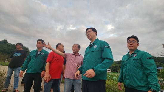 강민국 국민의힘 경남도당 위원장이 수해를 입은 진주지역 피해현장을 찾아 주민들과 함께 피해상황을 둘러보고 있다.사진=강민국 의원실