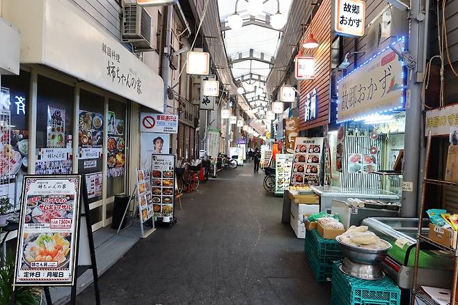 쓰루하시역 주변에 펼쳐진 재일한인 가게들.