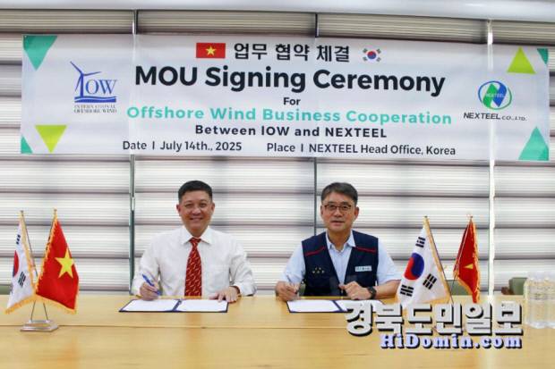 넥스틸 박효정 회장(오른쪽)이 업무협약을 체결한 뒤 기념촬영을 하고 있다. 사진=넥스틸 제공