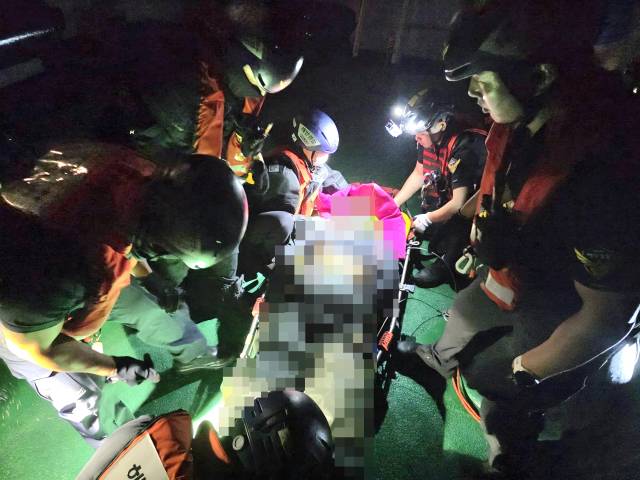 조업 중 튕겨 나온 어망 밧줄에 머리를 맞아 생사기로에 섰던 50대 어선원이 해경 도움으로 병원으로 이송돼 목숨을 건졌다. 신고를 받고 출동한 해경 구조대가 응급처치 후 환자를 이송하고 있다. 통영해양경찰서 제공