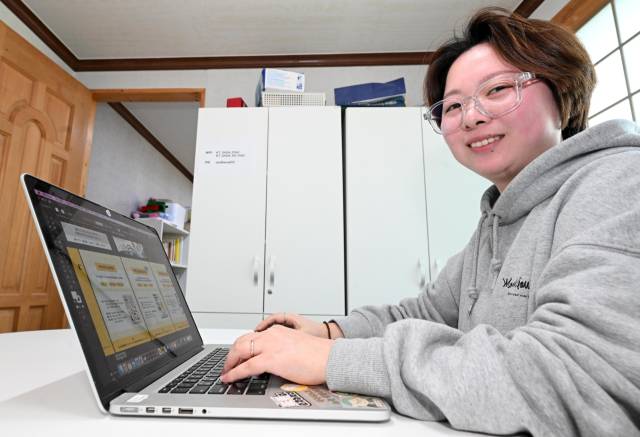 밀양시 소통협력센터에서 만난 황선연씨가 노트북으로 디자인 작업을 하고 있다./성승건 기자/