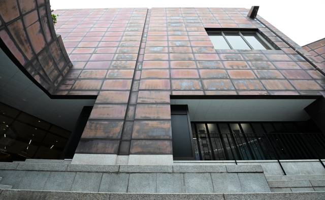 시간이 지남에 따라 녹의 옷을 입는 철판은 제련되는 쇠의 변화를 보여준다./성승건 기자/