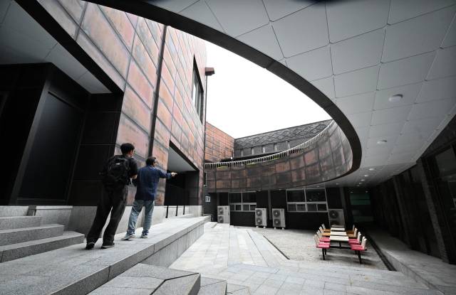 지표면 아래에 위치해 개방감을 제공하고 관람객에게 외부와의 새로운 시각적 연결을 제공하는 ‘선큰 가든’./성승건 기자/