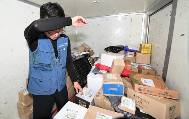 폭염주의보가 내린 22일 창원시 진해구 석동 일대에서 이준석 택배기사가 택배 정리 중 잠시 땀을 닦고 있다./성승건 기자/