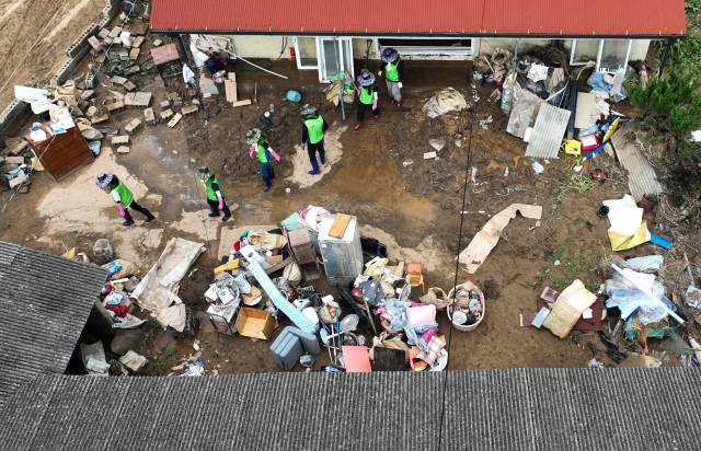 22일 합천군 가회면 구평마을의 한 주택 마당에 침수 쓰레기가 쌓여 있다./김승권 기자/