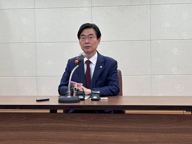 국민의힘 8·22 전당대회가 한 달 앞으로 다가온 가운데 당대표에 출마하는 조경태 의원이 22일 대구시의회에서 기자들의 질문에 대답하고 있다. 이혜림 기자