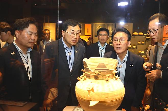 주낙영 경주시장과 김학홍 경북도 행정부지사가 경주를 방문한 김민석 국무총리와 함께 국립경주박물관 전시실을 둘러보고 있다.  경주시 제공