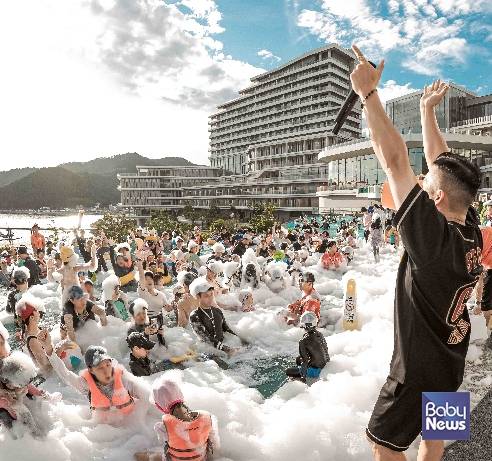 키즈 버블 쇼 데이에서 키즈 DJ가 공연을 하는 모습.jpg(1.2