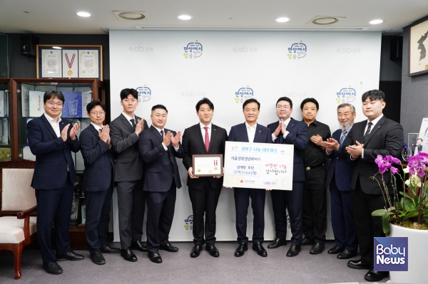 삼계탕 37박스(443개)를 전달하는 성품 전달식. ⓒ성북구