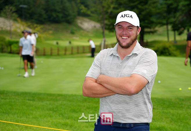 패트릭 맥과이어 AJGA 디렉터가 21일 강원 원주시의 오크밸리 컨트리클럽에서 열린 ‘김효주-퍼시픽링스코리아컵 AJGA 챔피언십 with 이데일리’ 첫날 사진 촬영에 임하고 있다.(사진=이데일리 골프in 조원범 기자)