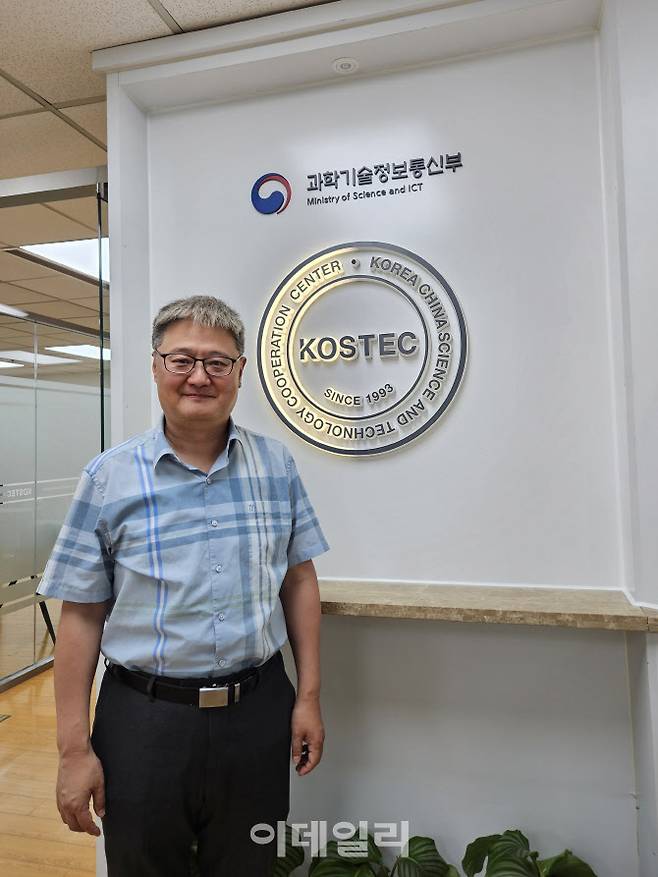 김준연 한중과학기술협력센터장이 중국 베이징 센터 앞에서 포즈를 취하고 있다. (사진=이데일리 이명철 특파원)