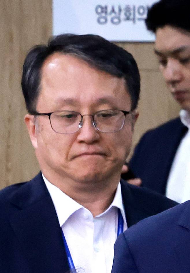 대통령실은 비상계엄을 옹호하는 내용의 책을 대선 직전 출간한 것 등으로  논란이 불거지진 강준욱 대통령실 국민통합비서관이 22일 자진 사퇴했다고 강유정 대변인 브리핑을 통해 밝혔다. 사진은 지난 17일 서울 용산 대통령실 청사에서 열린 대통령 수석·보좌관 회의에 참석한 강 비서관.(사진=연합뉴스)