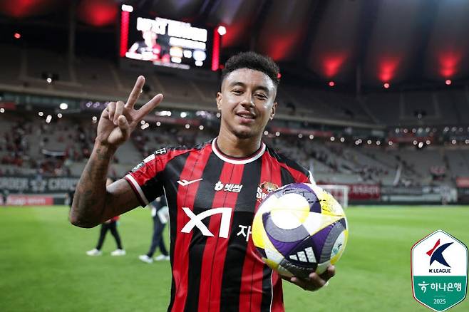 20일 서울 월드컵경기장에서 열린 2025 프로축구 K리그1 FC서울과 울산 HD 경기. 서울 린가드가 경기 득점 공인구를 들고 승리 세리머니를 하고 있다. 사진=프로축구연맹