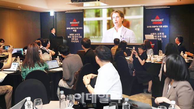 비쎌 브랜드에 대해 소개하는 ‘맥스 비쎌’ 글로벌 사장(사진=비쎌)