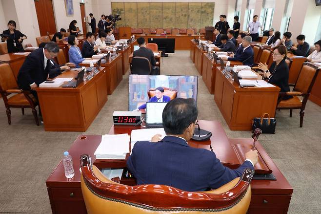 22일 오후 서울 여의도 국회에서 열린 문화체육관광위원회 전체회의에서 김교흥 위원장이 의사봉을 두드리며 최휘영 문화체육관광부 장관 후보자 인사청문회 실시계획서 채택의 건을 가결하고 있다. 인사청문회 증인 및 참고인 출석요구의 건은 여야 간사간 합의 불발로 채택되지 못했다.(사진=뉴스1).