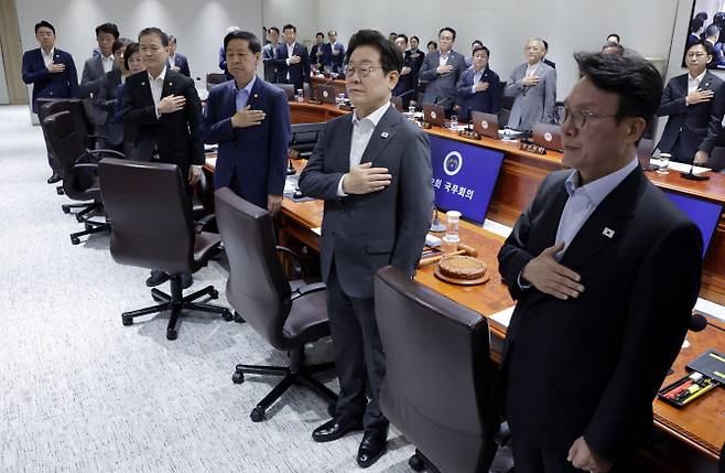 이재명 대통령이 22일 서울 용산 대통령실 청사에서 열린 국무회의에서 국기에 경례를 하고 있다.(사진=연합뉴스)