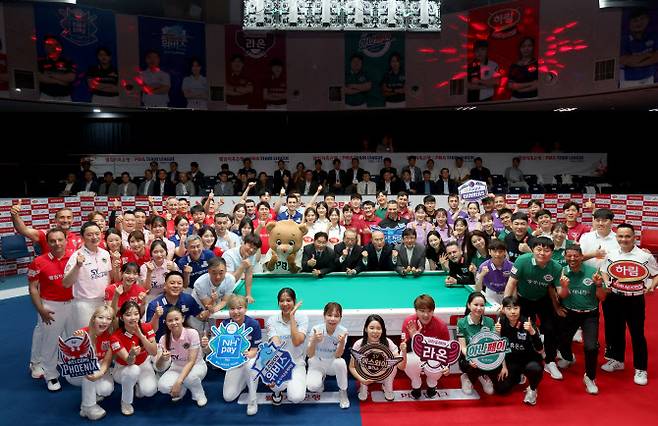 PBA 팀리그 10개 구단 선수들이 함께 기념촬영을 하고 있다. 사진=PBA