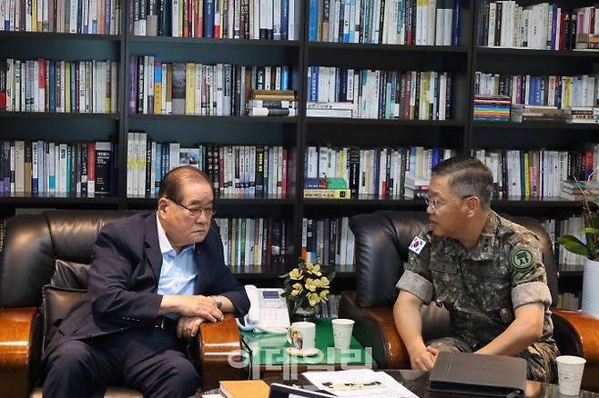 이종찬 광복회장이 22일 광복회를 찾은 소형기 육군사관학교장과 대화하고 있다. (사진=광복회)