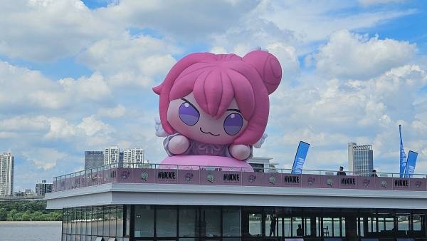 - 잠실 한강 버스 선착장에 가면 대형 도로롱을 영접할 수 있다. 사진= 김영찬 기자