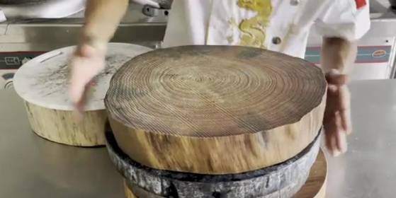 곰팡이가 생긴 나무 도마. 〈사진 : 하오칸스핀 캡처〉