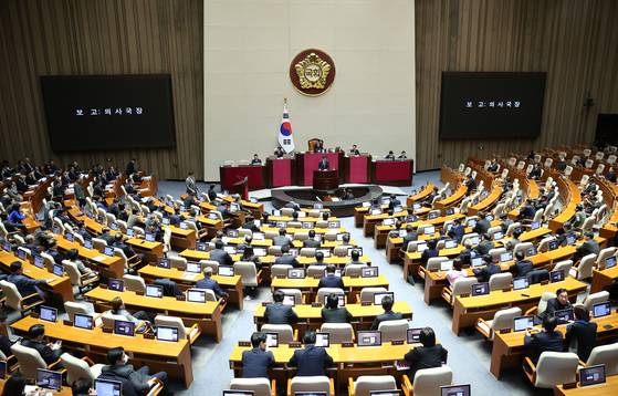 13일 국회 본회의에서 윤석열 대통령에 대한 탄핵소추안이 보고되고 있다. 〈사진=연합뉴스〉