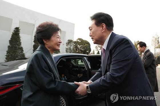 박근혜 전 대통령과 윤석열 대통령 〈출처:연합뉴스〉