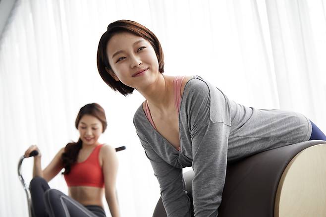 짧은 시간이라도 복근에 자극을 주는 동작을 반복하면 몸의 중심이 한결 단단해진다. [사진= 게티이미지뱅크]