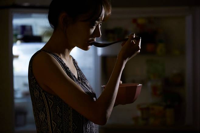 야식은 인슐린 저항성을 높이고 식욕을 강하게 만들어 체중 조절을 방해한다. [사진=게티이미지뱅크]