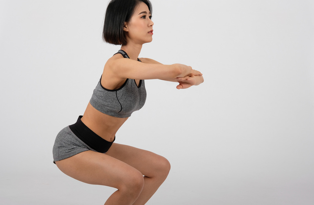 스쿼트는 간단해 보이는 운동이지만 잘못된 자세를 유지하면 무릎 건강이 나빠질 수 있다. [사진=게티이미지뱅크]