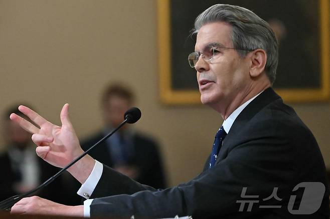 스콧 베선트 미국 재무장관이 11일(현지시간) 워싱턴DC의 롱워스 하우스 오피스 빌딩에서 열린 미 하원 세입위원회 청문회에서 증언하고 있다. 2025.06.11 ⓒ AFP=뉴스1 ⓒ News1 류정민 특파원