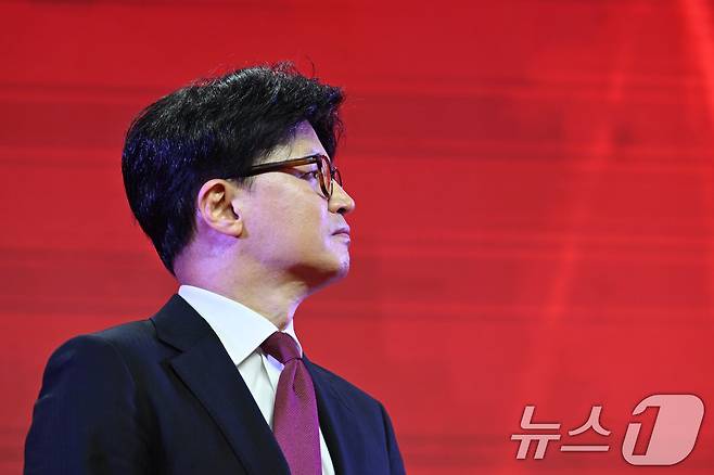 한동훈 국민의힘 대선 경선 후보가 3일 경기 고양시 킨텍스에서 열린 제5차 전당대회에서 김문수 후보의 수락 연설을 바라보고 있다. (공동취재) 2025.5.3/뉴스1 ⓒ News1 김민지 기자