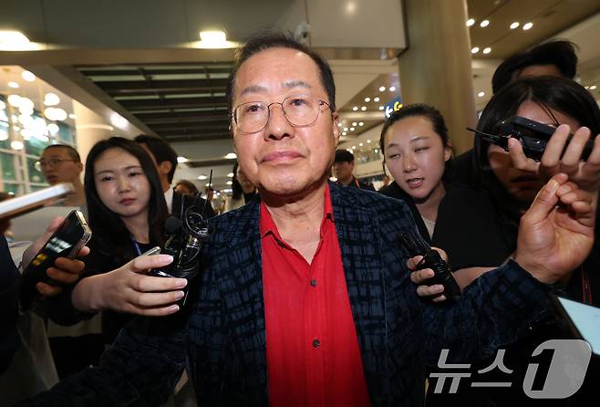 국민의힘 대선 경선에서 탈락한 뒤 정계 은퇴를 선언하고 하와이로 떠났던 홍준표 전 대구시장이 지난 6월 17일 인천국제공항을 통해 귀국하고 있다. 2025.6.17/뉴스1 ⓒ News1 권현진 기자
