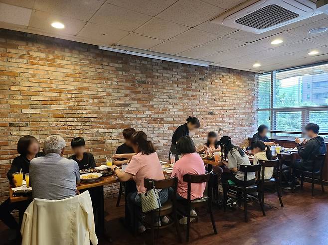 지난 5월, 다이닝브랜즈그룹이 영케어러와 함께 진행한 '아름다운 식탁' 프로그램 현장(다이닝브랜즈그룹 제공)