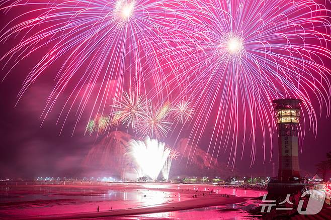 군산 선유도 해수욕장 불꽃놀이.(군산시 제공. 재판매 및 DB금지)