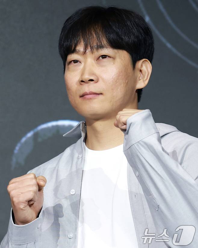 권오승 감독이 22일 오전 서울 마포구 호텔 나루 서울 엠갤러리에서 열린 넷플릭스 시리즈 '트리거' 제작발표회에 참석해 포즈를 취하고 있다. '트리거'는 대한민국에서 출처를 알 수 없는 불법 총기가 배달되고 총기 사건이 끊임없이 발생하는 가운데 각자의 이유로 총을 든 두 남자의 이야기를 그린 총기 액션 재난 스릴러다. 2025.7.22/뉴스1 ⓒ News1 권현진 기자