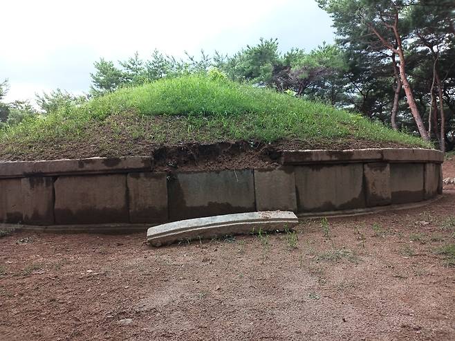 극한 호우에 갑석이 떨어져 나간 사적 '경주 진덕여왕릉'(국가유산청 제공)