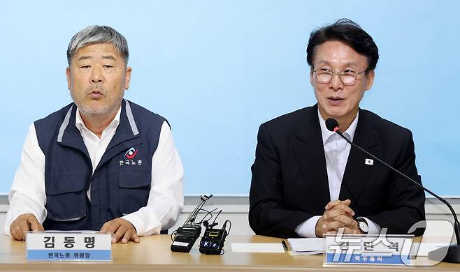 김민석 국무총리가 22일 오후 서울 영등포구 여의도 한국노동조합총연맹에서 열린 간담회에서 인사말을 하고 있다. 왼쪽 김동명 한국노총 위원장. 2025.7.22/뉴스1 ⓒ News1 청사사진기자단