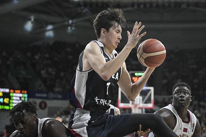 이현중이 패스를 받고 있다. 사진 | 연합뉴스