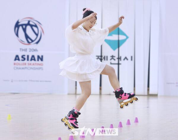 22일 오전 충북 제천시에 위치한 어울림체육관에서 열린 '제20회 아시아 롤러스케이팅 선수권대회' 인라인 프리스타일 여자 주니어 슬라럼 클래식에 출전한 박민서가 한발로 자유자재 묘기 연기를 펼치고 있다. /사진(제천)=강명호 기자