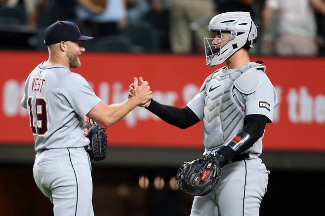 디트로이트 타이거스 마무리 윌 베스트가 21일(한국시각) 텍사스 레인저스전서 세이브를 기록한 뒤 포수 딜론 딩글러와 손을 맞잡고 있다. Imagn Images연합뉴스