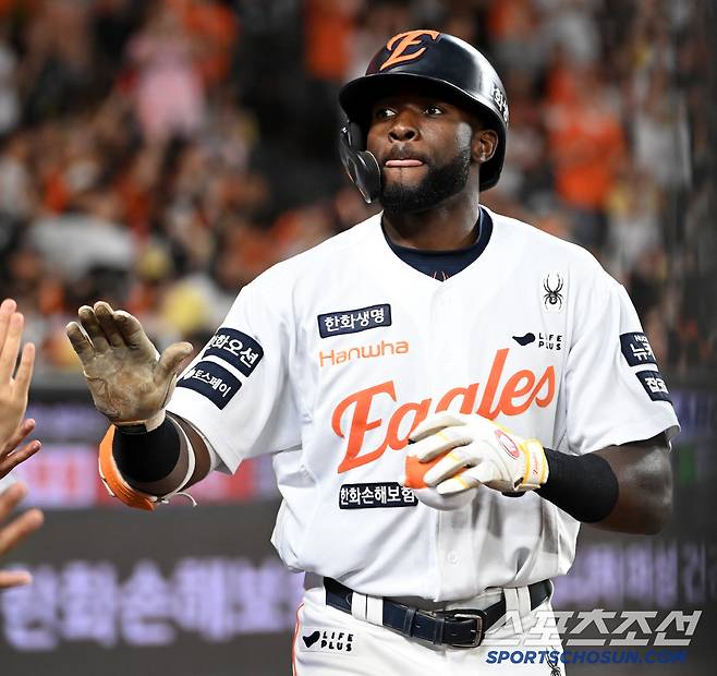 4일 대전 한화생명볼파크에서 열린 KT와 한화의 경기,  6회말 한화 플로리얼이 솔로홈런을 치고 기쁨을 나누고 있다. 대전=허상욱 기자wook@sportschosun.com/2025.06.04/