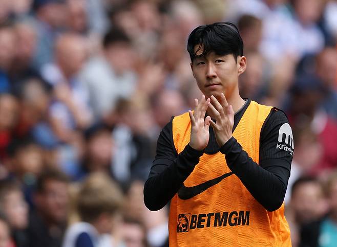 '캡틴' 손흥민이 토트넘 유니폼을 입고 프리시즌 첫 경기를 소화했다. 손흥민은 19일(한국시각) 영국 버크셔의 셀렉트 카 리징 스타디움에서 열린 잉글랜드 리그원(3부리그) 소속의 레딩과의 친선 경기에서 후반 시작과 함께 교체투입돼, 경기가 끝날때까지 그라운드를 누볐다. 휴식기 이후 처음으로 치르는 경기인만큼, 100%의 모습은 모습은 아니었다. 손흥민은 공격 포인트를 올리지 못했다.

<저작권자(c) 연합뉴스, 무단 전재-재배포, AI 학습 및 활용 금지>