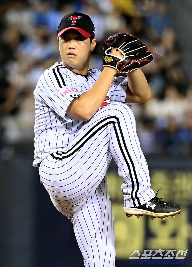 19일 잠실야구장에서 열린 롯데와 LG의 경기, LG 함덕주가 역투하고 있다. 잠실=허상욱 기자wook@sportschosun.com/2025.07.19/