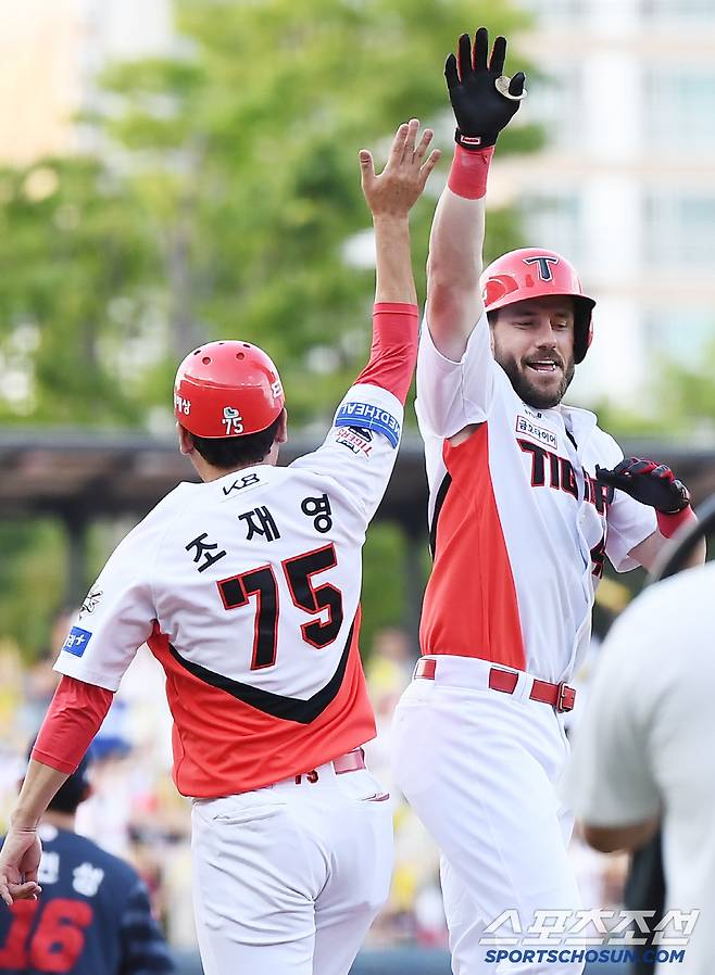 5일 광주 기아 챔피언스필드에서 열린 롯데-KIA전. 1회말 1사 위즈덤이 솔로포를 친 후 조재영 코치와 함께 환호하고 있다. 광주=정재근 기자 cjg@sportschosun.com/2025.7.5/